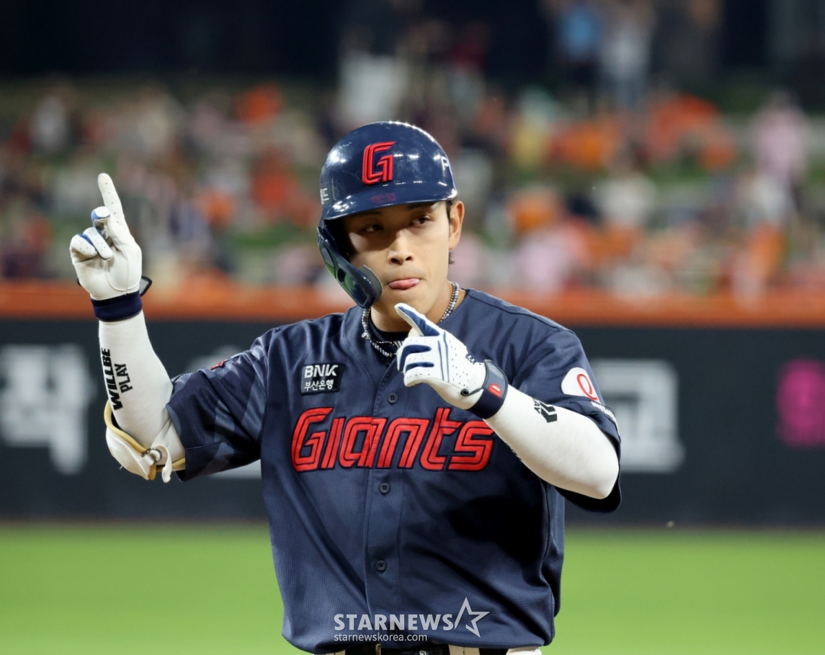 Lotte leadoff hitter Hwang Sung-bin is shown reaching base with a two-out RBI single in the top of the eighth inning during the 2026 KBO League game between Hanwha Eagles and Lotte Giants at Daejeon Hanwha Life Eagles Park on the 19th. 2026.05.19. /Photo=Senior reporter Kang Young-jo cameratalks@