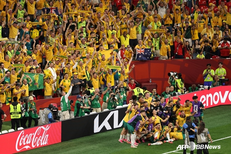 Australian national team players celebrating with fans after the match. /AFPBBNews=NEWS1
