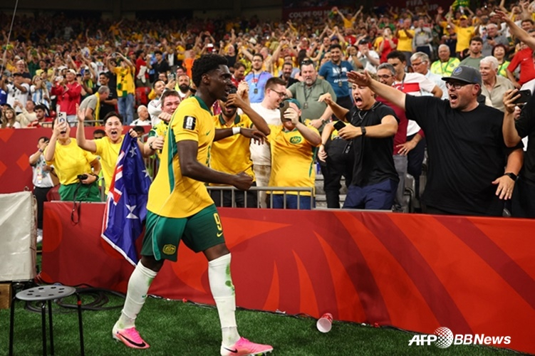 Mohamed Toure (center) celebrates with Australian fans. /AFPBBNews=NEWS1