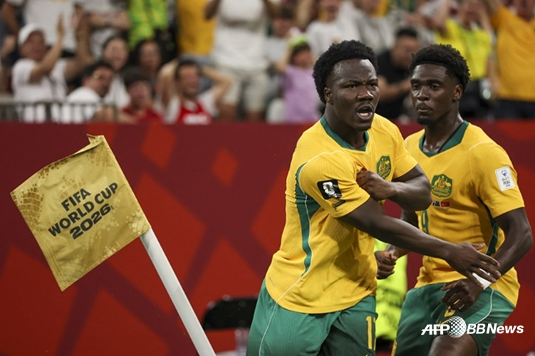 Nestor Irankunda (center) performs the "boxing celebration." /AFPBBNews=NEWS1