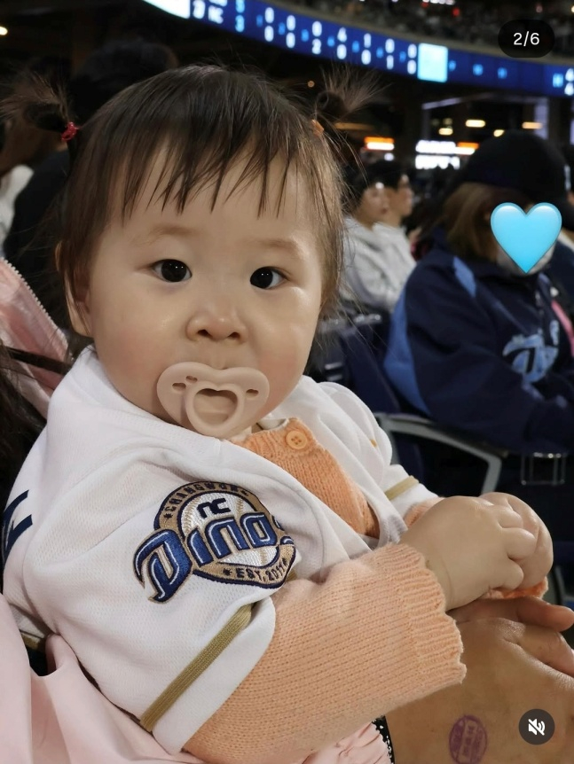 La hija de Lee Woo-seong, Iroa, observa un partido en el Changwon NC Park. /Foto=Captura de las redes sociales de la familia de Lee Woo-seong