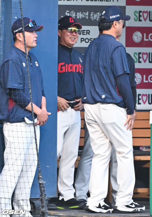Manager Kim Tae-hyung smiles at Wisely, who refused the transfer