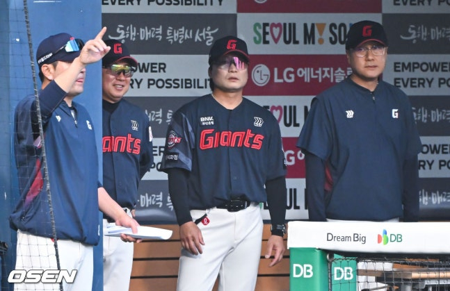 Lotte dugout in the 7th inning of the game on the 14th.