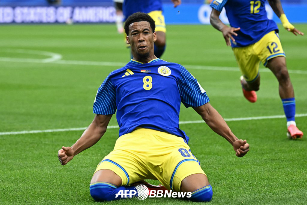 Curaçao national football team player Rivanon Comenencia celebrates after scoring his team's first goal in their first-ever World Cup match. /AFPBBNews=NEWS1