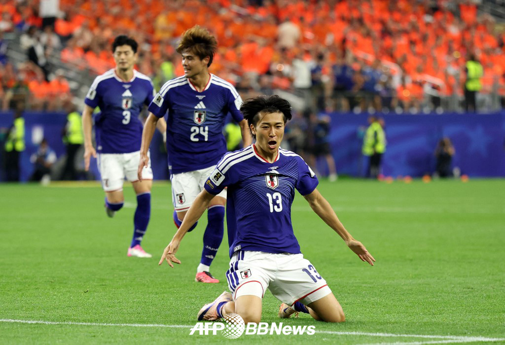 15日、米ダラス·スタジアムで行われたオランダと日本の2026 FIFA北中米ワールドカップ(W杯)1次リーグF組第1戦の様子。 同点ゴールを決めた中村健人がゴールセレモニーをしている。 /AFPBBNews=ニュース1