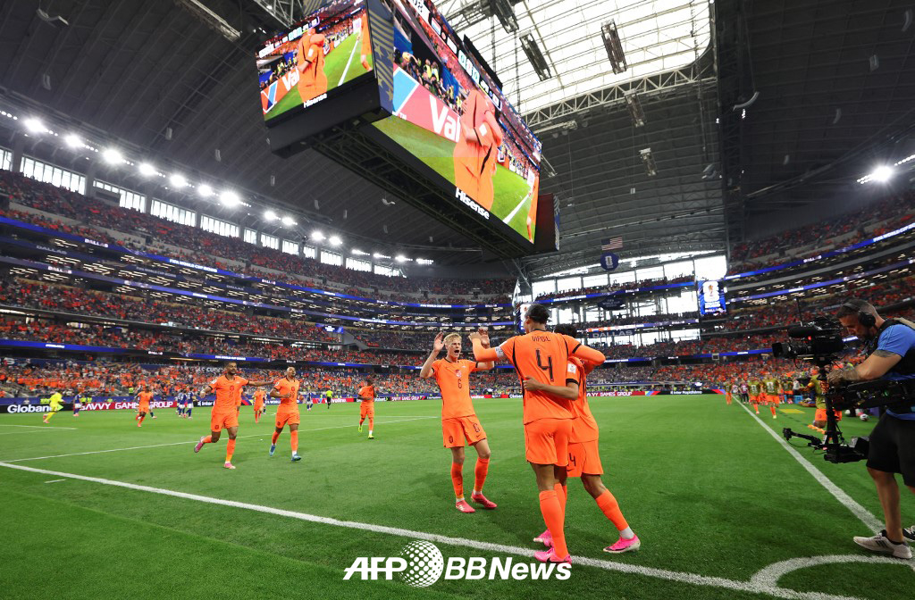 15日、米ダラス·スタジアムで行われたオランダと日本の2026 FIFA北中米W杯1次リーグF組第1戦で先制ゴールを決めたオランダ選手たちが喜んでいる。 /AFPBBNews=ニュース1