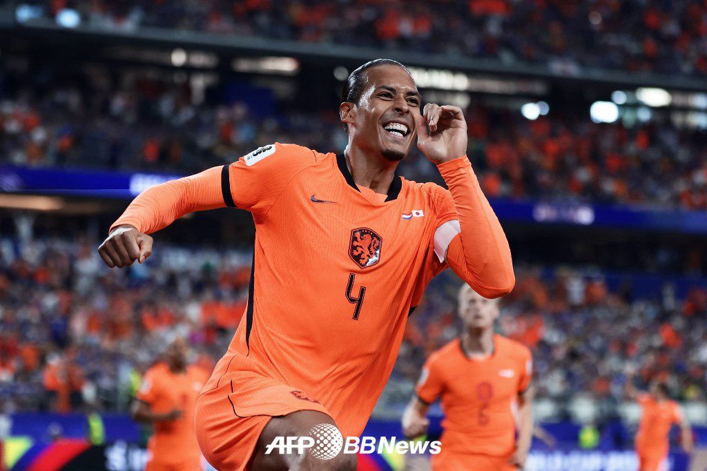 15日、米ダラス·スタジアムで行われたオランダと日本の2026 FIFA北中米ワールドカップ(W杯)1次リーグF組第1戦の様子。 先制ゴールを決めたオランダのバージル·ファンダイクが喜んでいる。/AFPBBNews=ニュース1