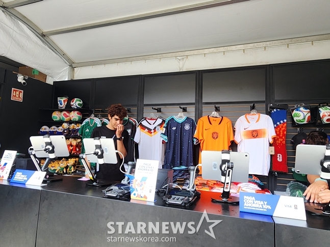 Uniform sales booth at the fan festival held at Plaza Liberacion in Guadalajara. The South Korean national team jerseys were shown only upon staff request. /Photo=Reporter Park Geon-do