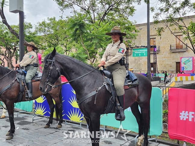 Mexican police guarding the entrance of the fan festival held at Plaza Liberacion in Guadalajara. /Photo=Reporter Park Geon-do