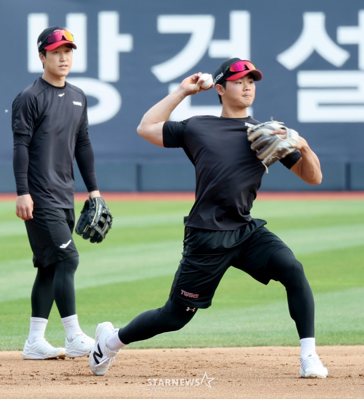 LG infielder Lee Young-bin is seen conducting defensive training with Koo Bon-hyuk ahead of the 2026 KBO League match between LG Twins and KT Wiz at Suwon KT Wiz Park on the 30th. 2026.04.29. /Photo=Kang Young-jo cameratalks@
