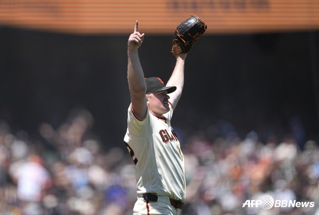 San Francisco Giants' Lee Jung-hoo displayed a 'Hoo-su' defensive play in the top of the eighth inning during a 2026 MLB home game against the Chicago Cubs at Oracle Park in San Francisco, California, on the 15th. Logan Webb raised his arms in celebration. /AFPBBNews=NEWS1