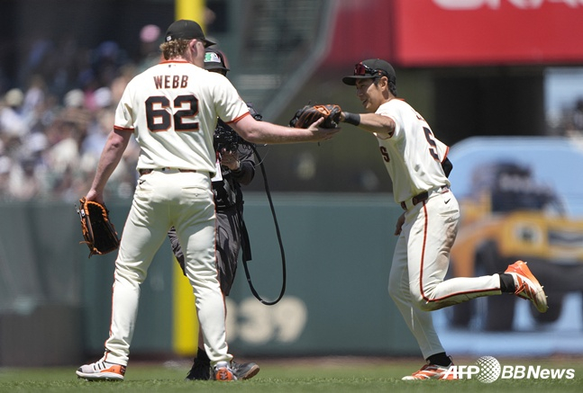 San Francisco Giants' Lee Jung-hoo (right) was greeted by Logan Webb after displaying a 'Hoo-su' defensive play in the top of the eighth inning during a 2026 MLB home game against the Chicago Cubs at Oracle Park in San Francisco, California, on the 15th. Webb waited for Lee Jung-hoo and expressed his gratitude. /AFPBBNews=NEWS1