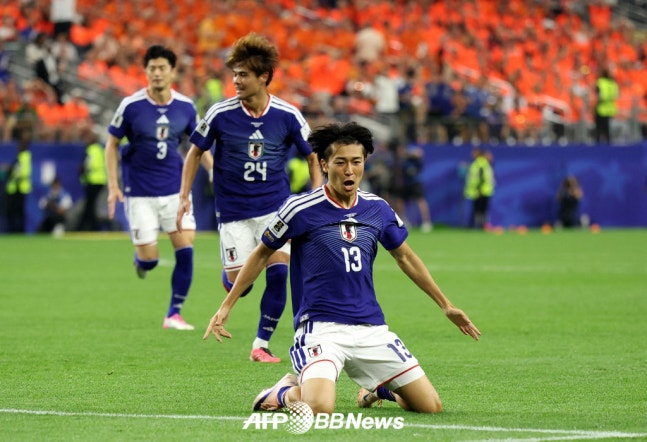中村圭人(下)が後半12分、1-1の同点ゴールを決めてセレモニーをしている。 /AFPBBNews=ニュース1