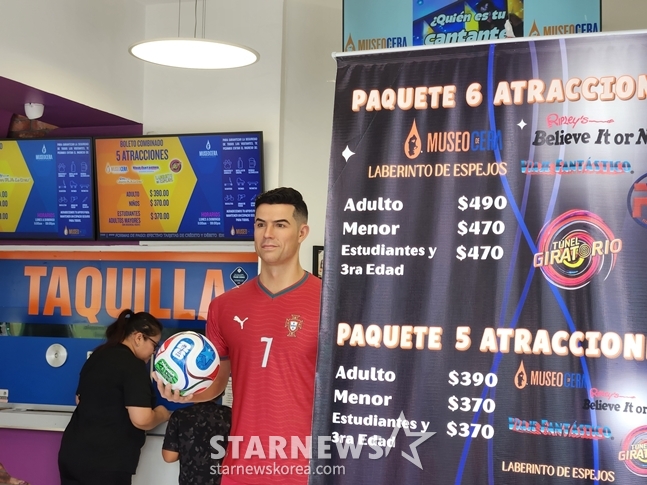 Tác phẩm điêu khắc của các cửa hàng xung quanh quảng trường Liberación, được cho là Cristiano Ronaldo. /Ảnh = Phóng viên Park Gun Do