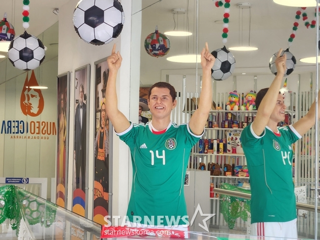 Tác phẩm điêu khắc xung quanh quảng trường Liberación được cho là Javier Hernandez (Chicharito). /Ảnh = Phóng viên Park Gun Do