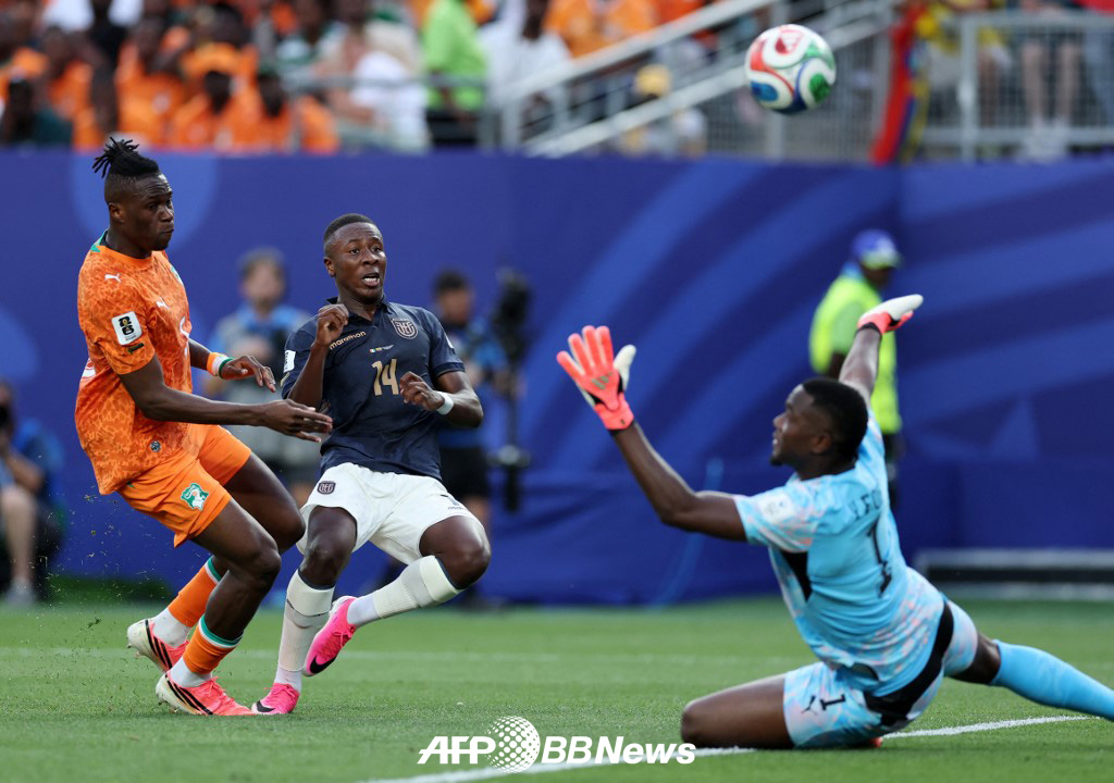 Alan Minda (center) of the Ecuador national team takes a shot against Côte d'Ivoire in the Group E first match of the 2026 FIFA North, Central America and Caribbean World Cup at Philadelphia Stadium in the United States on the 15th. The shot hit the crossbar. /AFPBBNews=NEWS1