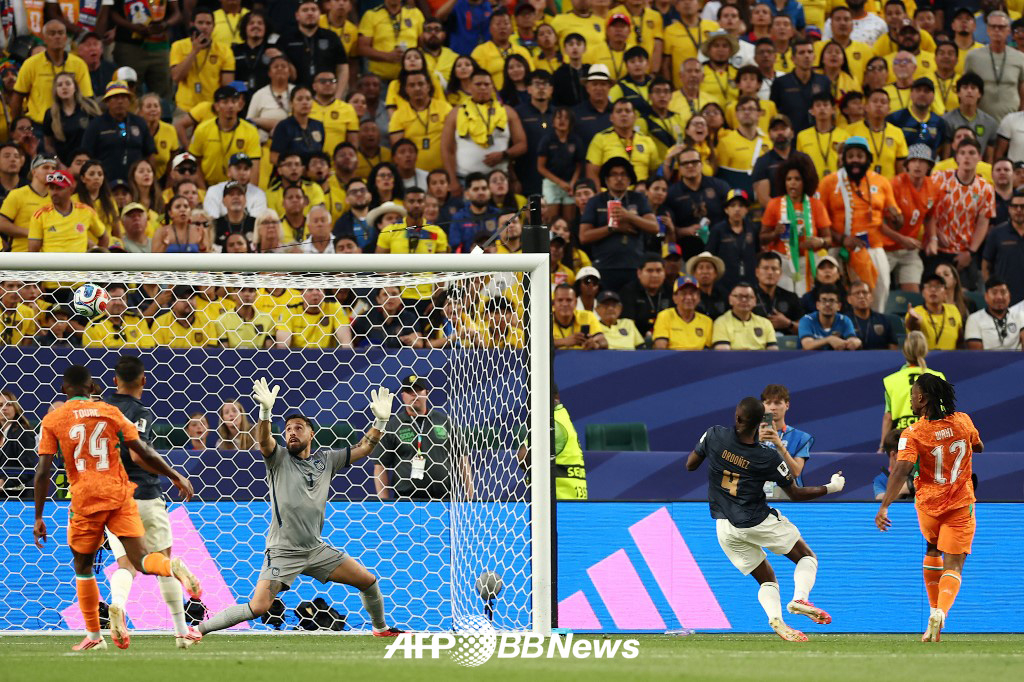 Elie Wahi (right) of the Côte d'Ivoire national team takes a shot against Ecuador in the Group E first match of the 2026 FIFA North, Central America and Caribbean World Cup at Philadelphia Stadium in the United States on the 15th. The shot hit the crossbar. /AFPBBNews=NEWS1
