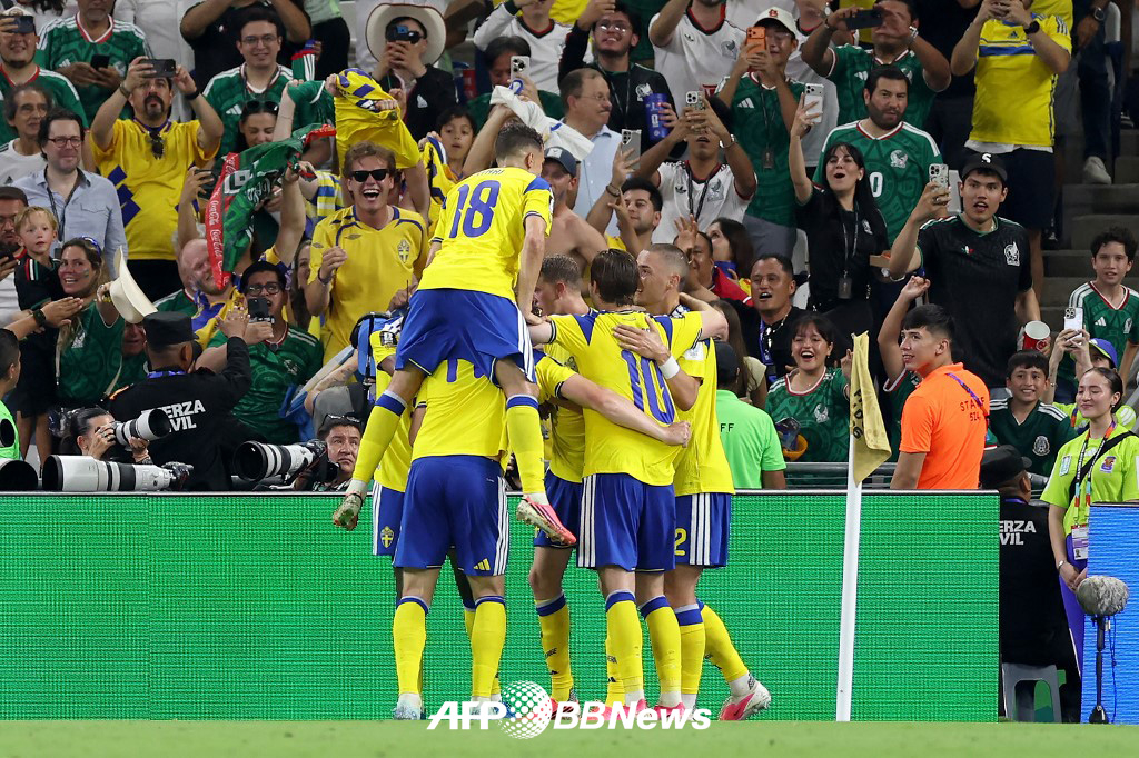 Players of the Swedish national football team celebrate after scoring against Tunisia during the first group stage match of Group F at the 2026 FIFA North American World Cup held at the Monterrey Stadium in Mexico on the 15th. /AFPBBNews=NEWS1