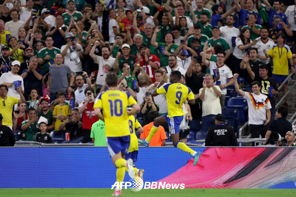 Alexander Isak of the Swedish national football team celebrates after scoring against Tunisia during the first Group F match of the 2026 FIFA North American World Cup held at the Monterrey Stadium in Mexico on the 15th. /AFPBBNews=NEWS1