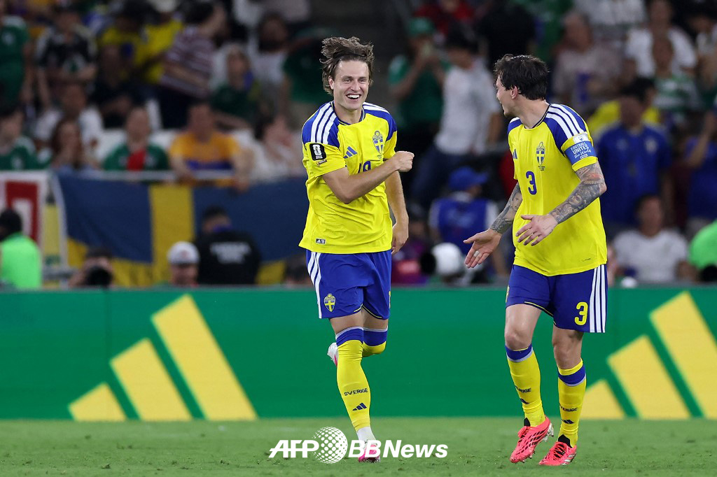 Matthias Svanberg of the Swedish national football team celebrates after his goal was confirmed following a video assistant referee (VAR) review during the first Group F match of the 2026 FIFA North American World Cup against Tunisia at the Monterrey Stadium in Mexico on the 15th. /AFPBBNews=NEWS1