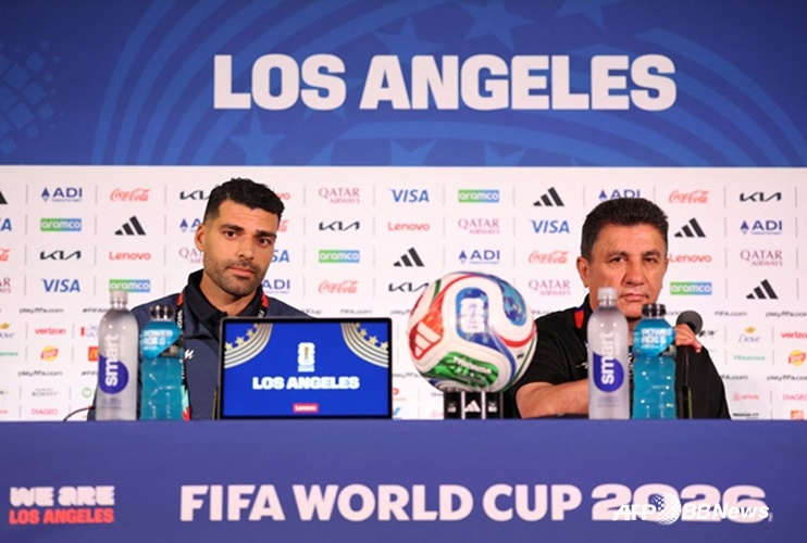Mehdi Taremi (izquierda) y el entrenador Amir Ghalenoei. /AFPBBNews=NEWS1