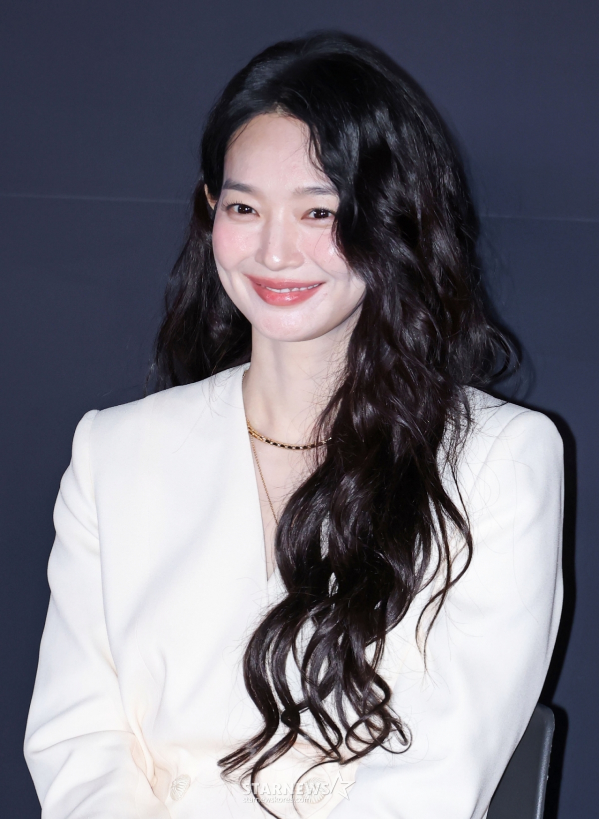 Actress Shin Min-ah attended the press screening and press conference for the film "Pupil" (directed by Yeom Ji-ho) held at Seoul CGV Yongsan i-Park Mall on the afternoon of the 15th, answering questions. "Pupil" is a suspense thriller that follows Seo-jin (played by Shin Min-ah), who is gradually losing her sight due to a genetic disease, as she investigates the mystery surrounding the death of her twin sister Seo-in (also played by Shin Min-ah) and confronts the truth. The film will be released on the 24th. /2026.06.15 /Photo=Lee Dong-hoon photoguy@