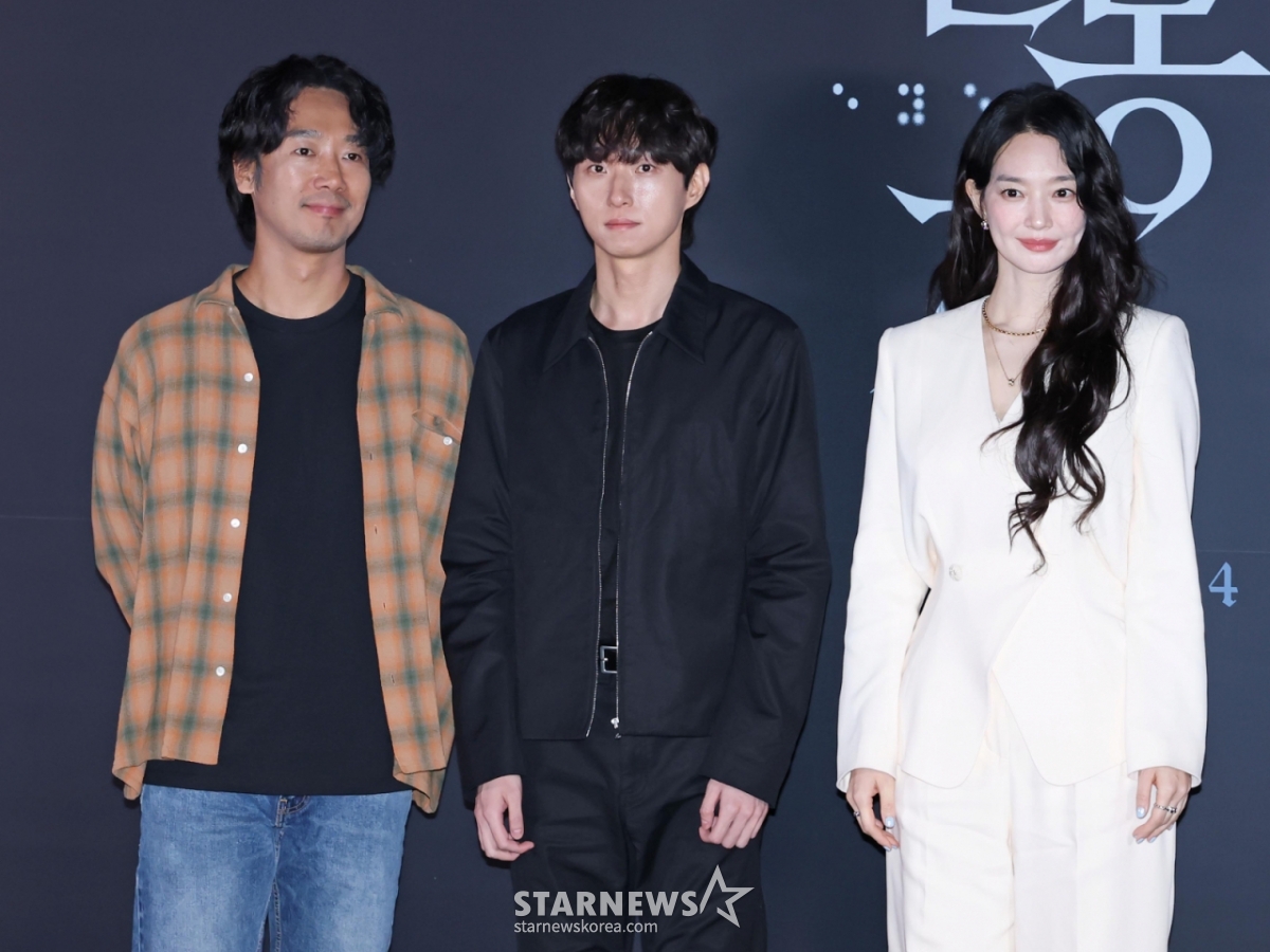 Actors Kim Nam-hee, director Yeom Ji-ho, and actress Shin Min-a pose at the press screening and press conference for the film 'Pupil' (directed by Yeom Ji-ho), held at Seoul CGV Yongsan i-Park Mall on the afternoon of the 15th. 'Pupil' is a suspense thriller depicting Seo-jin (played by Shin Min-a), who is gradually losing her sight due to a genetic disease, as she investigates the suspicions surrounding the death of her twin sister Seo-in (also played by Shin Min-a) and confronts the truth. The film will be released on the 24th. /2026.06.15 /Photo=Lee Dong-hoon photoguy@