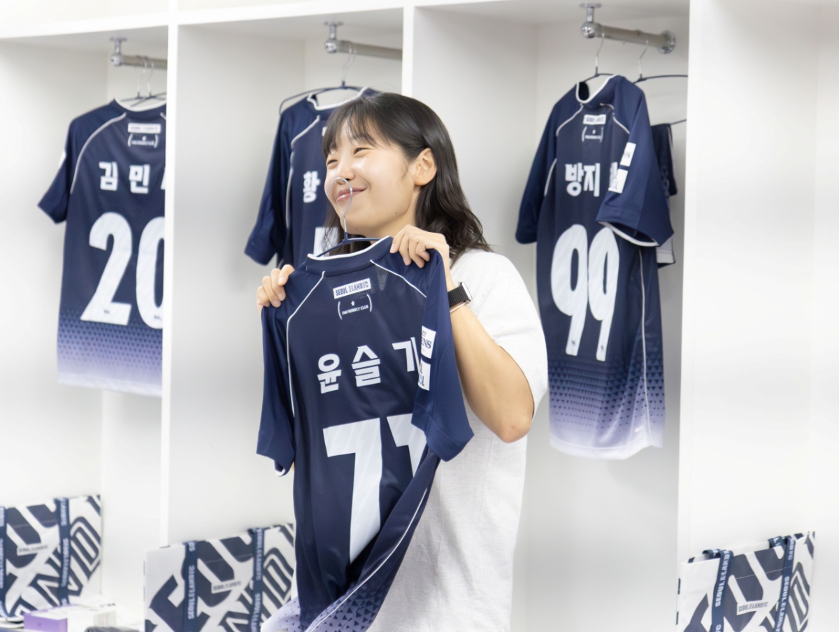 La señora Yoon Seul-ki, emocionada al recibir su uniforme en el encuentro presencial del equipo nacional del Queen Cup de Seúl Land. /Foto=proporcionado por Seúl Land