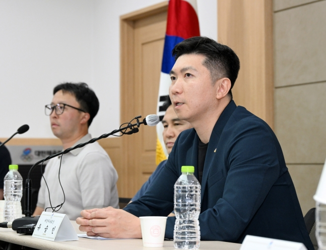 Yoo Seung-min y el representante Han Che-yuk-hoe (Chairman) sostuvieron una rueda de prensa conjunta con deportistas de Corea del Sur el día 15 en el Seúl Olympic Parktel, informando sobre los daños causados por la restricción de acceso a los espacios de administración deportiva. /foto=Proporcionado por la Federación Deportiva de Corea del Sur