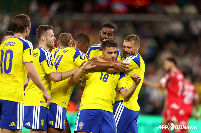 Swedish national team players celebrate after scoring a goal against Tunisia in the first match of the CONCACAF World Cup. /AFPBBNews=NEWS1
