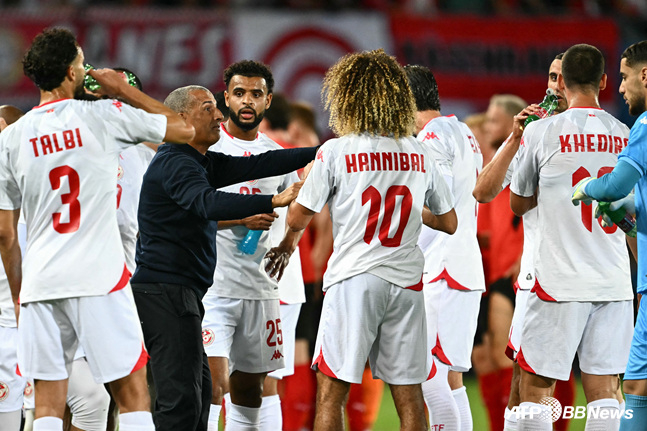 Sabri Lamouchi (left), Tunisia coach, giving tactical instructions to players. /AFPBBNews=NEWS1