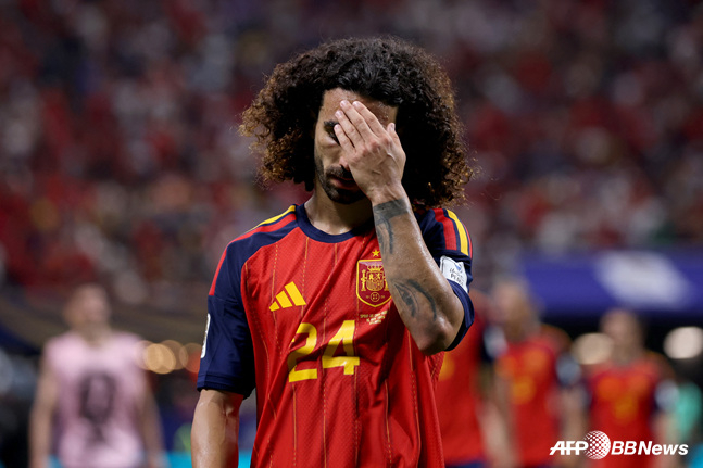 Spanish defender Marc Cucurella, bowing his head. /AFPBBNews=NEWS1