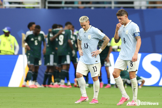 Los jugadores de Uruguay bajan la cabeza ante el gol de Arabia Saudita. /AFPBBNews=NEWS1