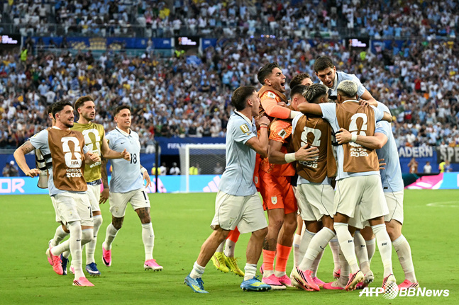 La selección de Uruguay celebra el gol de empate en el segundo tiempo. /AFPBBNews=NEWS1