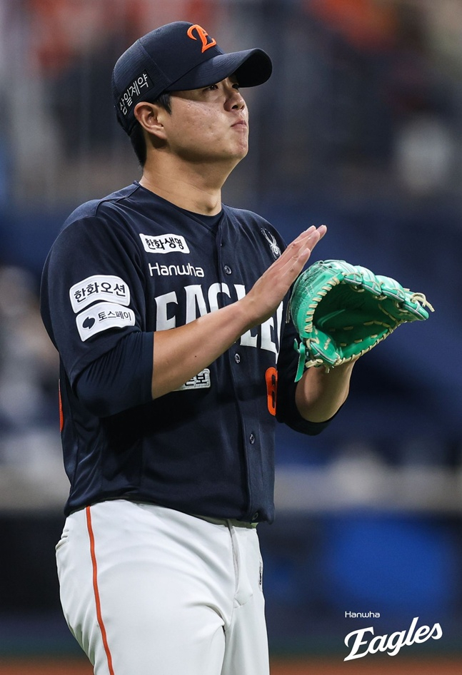 "Hanwha Eagles sidearm pitcher Park Jun-young started against the Kiwoom Heroes on the 13th and applauded the fielders' excellent defensive plays. /Photo=Hanwha Eagles