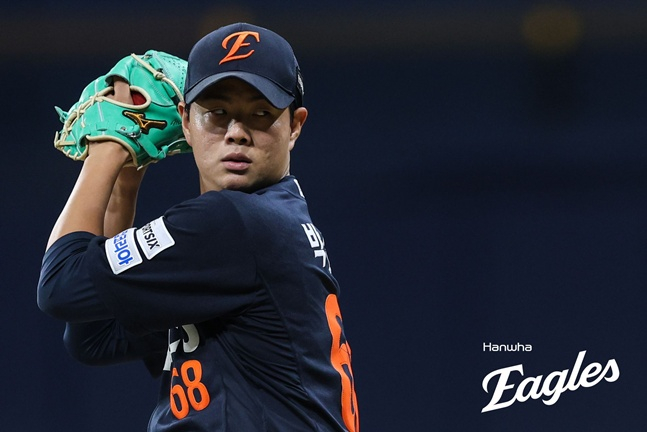 "Hanwha Eagles sidearm pitcher Park Jun-young started against the Kiwoom Heroes on the 13th and pitched vigorously. /Photo=Hanwha Eagles