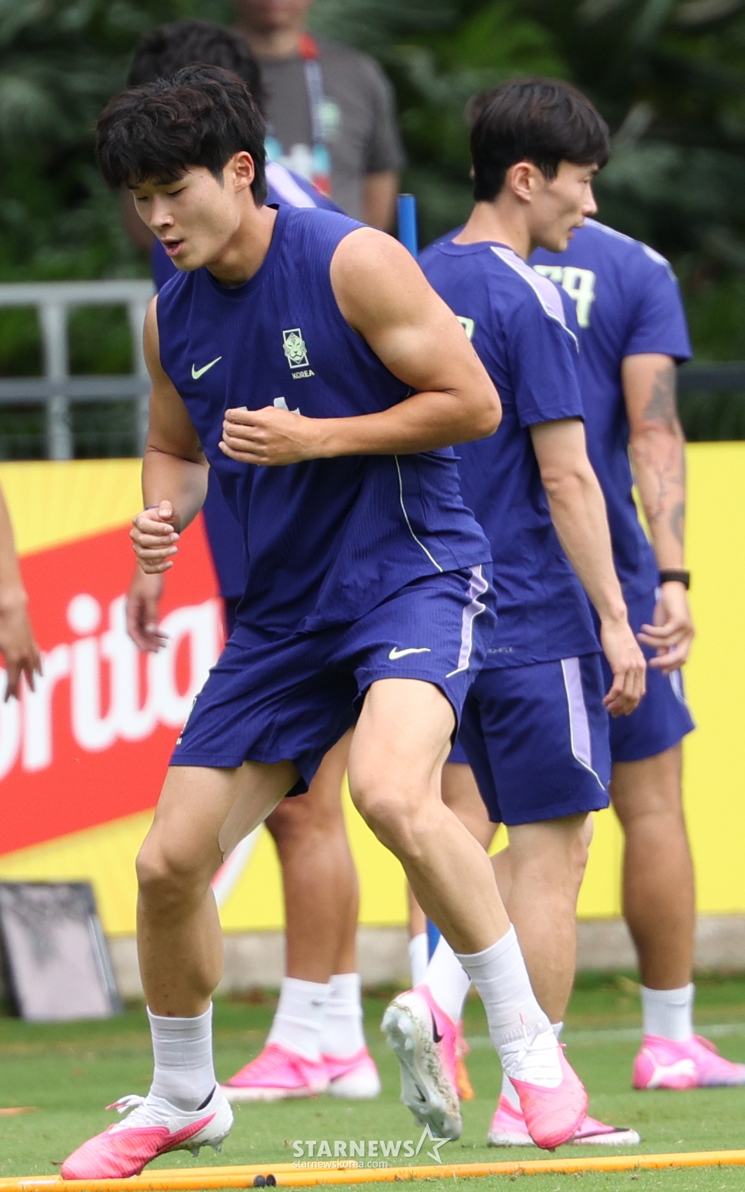 The South Korean national football team conducted training on the 15th at Chivas Verde Valle in Guadalajara, Mexico, ahead of the second round of the 2026 CONCACAF World Cup qualifiers in Group A. Players, including Kim Tae-hyun, are seen performing running drills. /Photo=Chief correspondent Kim Jin-kyung