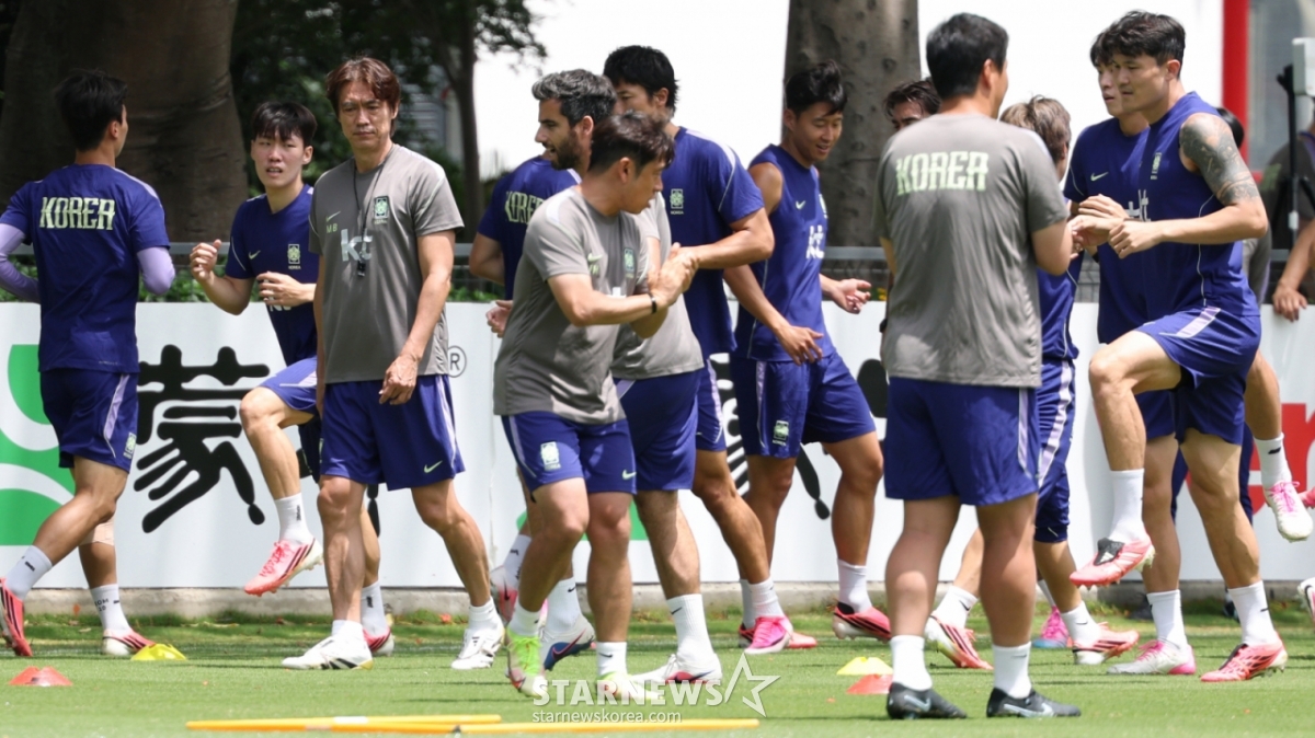 The South Korean national football team conducted training on the 15th at Chivas Verde Valle in Guadalajara, Mexico, ahead of the second match of the Group A stage of the 2026 CONCACAF World Cup qualifiers. Head coach Hong Myung-bo is seen watching the players' training while lost in thought. /Photo=Chief correspondent Kim Jin-kyung