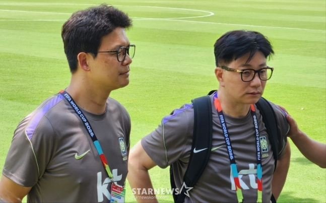 Song Jeong-guk (left), head of the medical team, and Song Jun-seop (Dr.). /Photo=Reporter Park Geon-do