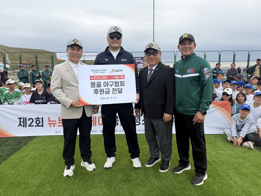 左から金亨大(キム·ヒョンデ、ニュートリディデー代表)後援会長、小倉モンゴル野球協会会長、金光洙(キム·グァンス)一球会会長、サシカモンゴル国家代表監督。 /写真=一九回