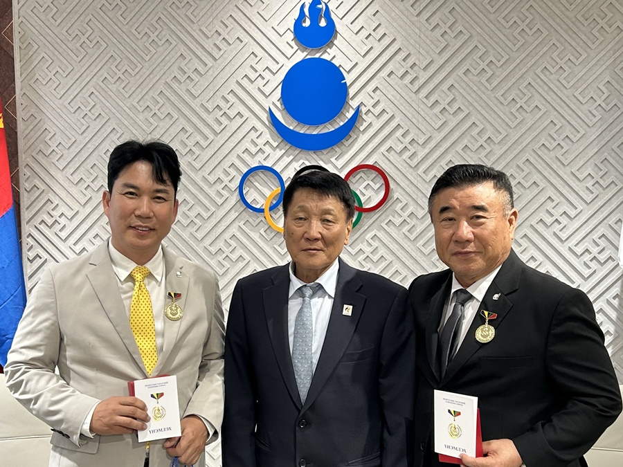 左から金亨大(キム·ヒョンデ、ニュートリディデー代表)後援会長、ナラン·バートルモンゴルオリンピック委員会副会長、金光洙(キム·グァンス)一球会会長。/写真=一球会