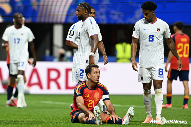 Spain striker Mikel Oyarzabal (center) looks disappointed after failing to score against Cape Verde in the first match of the North American World Cup. /AFPBBNews=NEWS1