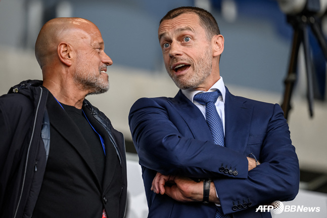 Alexander Čeferin, President of the Union of European Football Associations (UEFA) (right). /AFPBBNews=NEWS1
