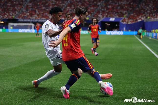 Match between Cape Verde and Spain (in red jerseys). /AFPBBNews=NEWS1
