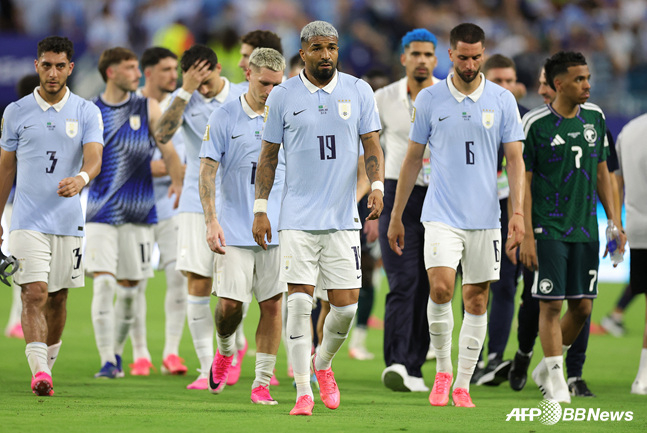 Uruguay players looking disappointed after the draw against Saudi Arabia. /AFPBBNews=NEWS1