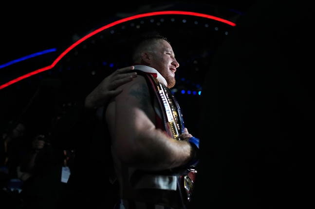 Джастин Гейч (слева) позирует после того, как 15-го числа стал чемпионом UFC в легком весе на главном событии турнира «UFC 250», посвященном 250-летию основания США в Белом доме в Вашингтоне, округ Колумбия. /Фото = Предоставлено UFC