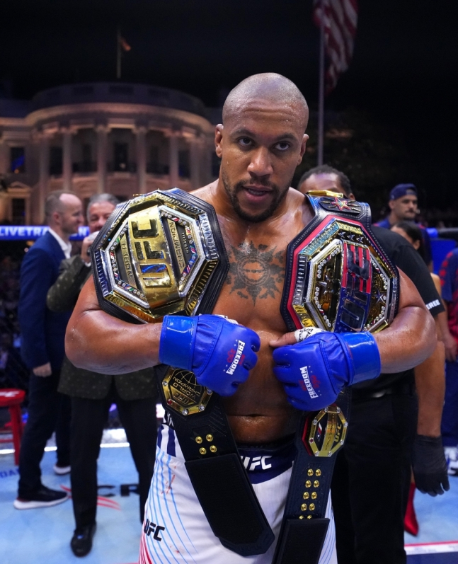 Кирилл проводит церемонию после победы в тяжелом весе UFC на главном событии турнира «UFC Freedom 250», посвященном 250-летию основания США, который состоялся в Белом доме в Вашингтоне, округ Колумбия, 15-го числа. /Фото = Предоставлено UFC