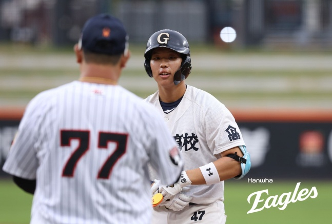 Won Ji-woo of Gangneung High School reached base during the 4th Hanwha Eagles Cup High School-University All-Star Game held on the 8th at Daejeon Hanwha Life Volleyball Park. /Photo=Hanwha Eagles