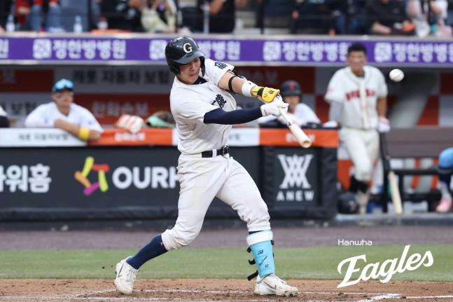 Won Ji-woo of Gangneung High School hit a hit during the 4th Hanwha Eagles Cup High School-University All-Star Game held on the 8th at Daejeon Hanwha Life Volleyball Park. /Photo=Hanwha Eagles