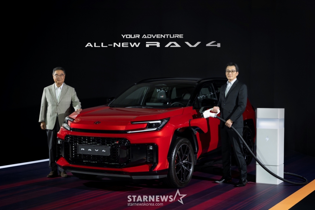 Từ trái sang, kỹ sư trưởng xe Toyota Yoshinori và giám đốc công ty Konyama Manabu Toyota Korea / Cung cấp ảnh = Toyota Korea